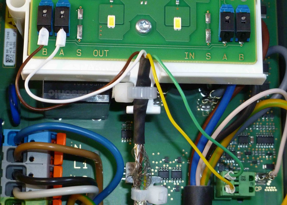 Modbus A und B und Schaltkontakt.jpg